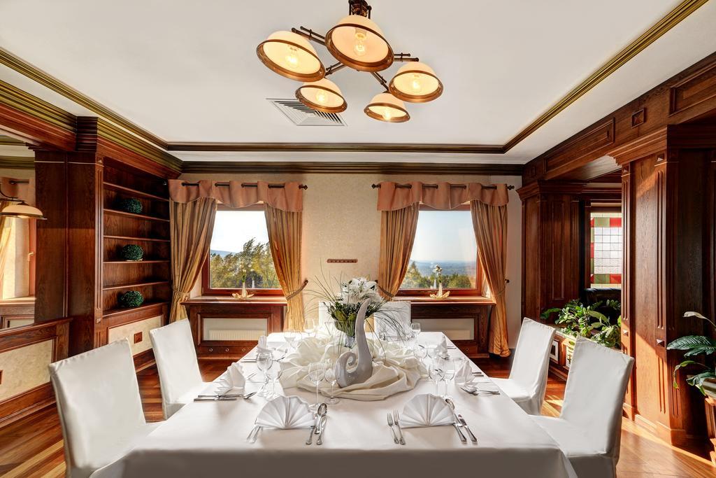 Hotel Belweder Ustron Exterior photo A dining room